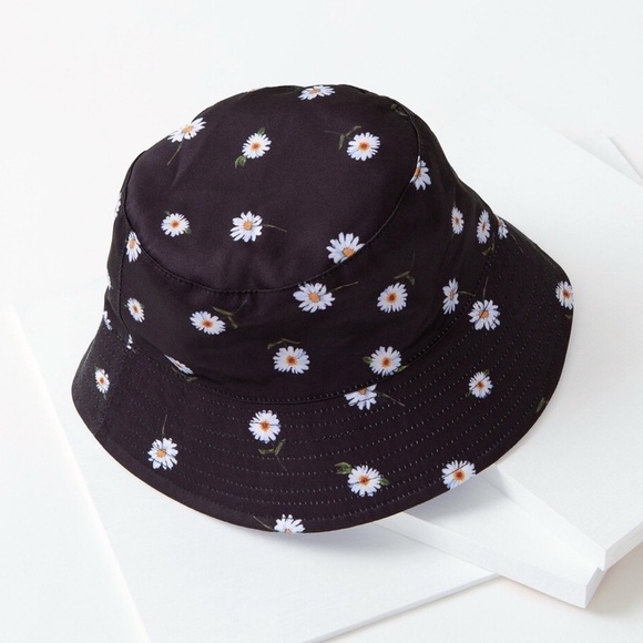 Alice + Olivia Accessories - Alice + Olivia Daisy Reversible Bucket Hat